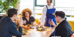 kesalahan umum saat makan di restoran