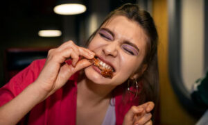 Makan Makanan Pedas